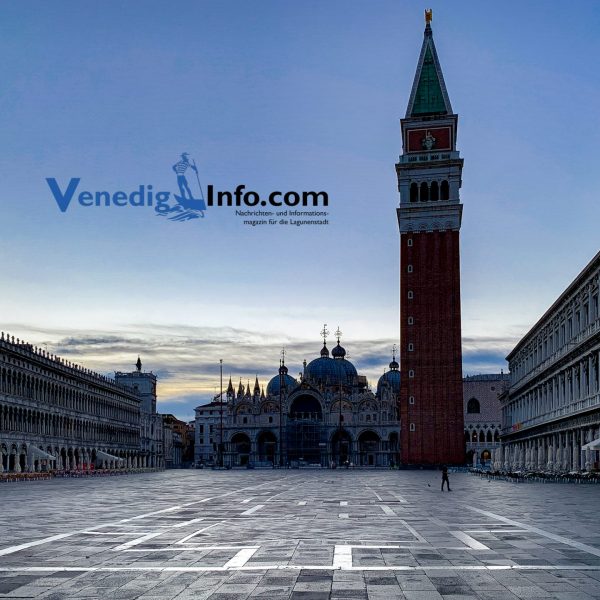 Was bedeuten die weißen Quadrate auf dem Markusplatz in Venedig?