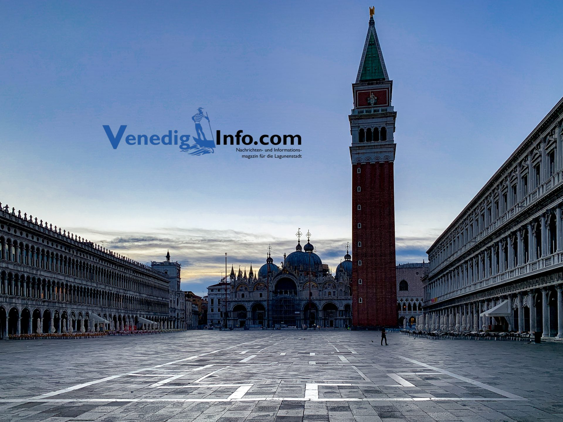 Was bedeuten die weißen Quadrate auf dem Markusplatz in Venedig?