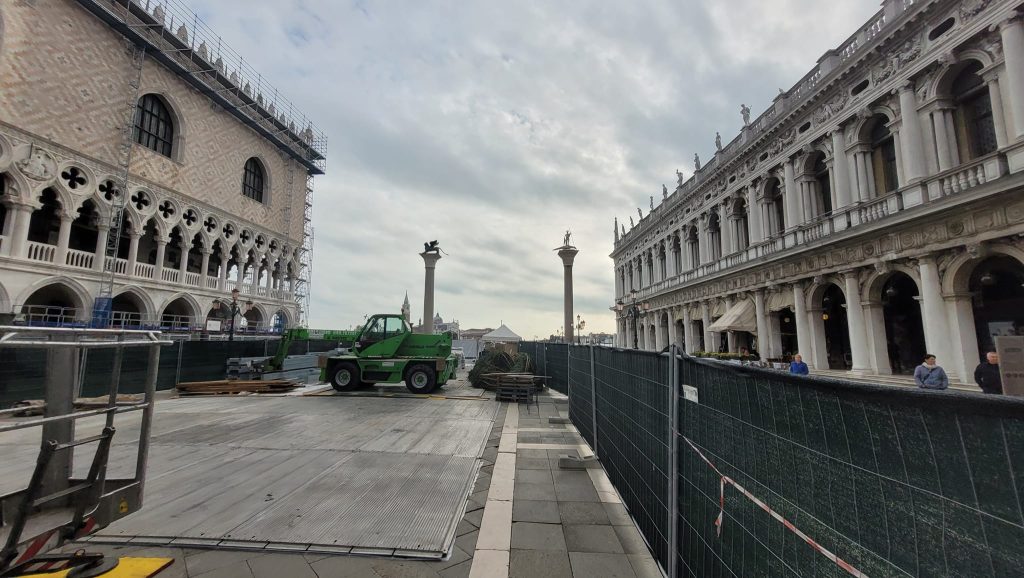 Venedig - Der Weihnachtsbaum 2022 ist eingetroffen