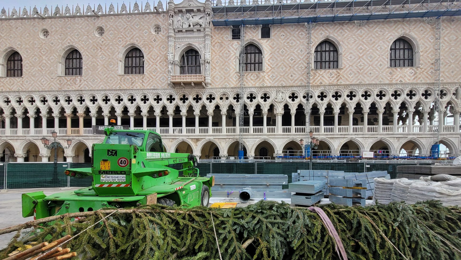Venedig - Der Weihnachtsbaum 2022 ist eingetroffen