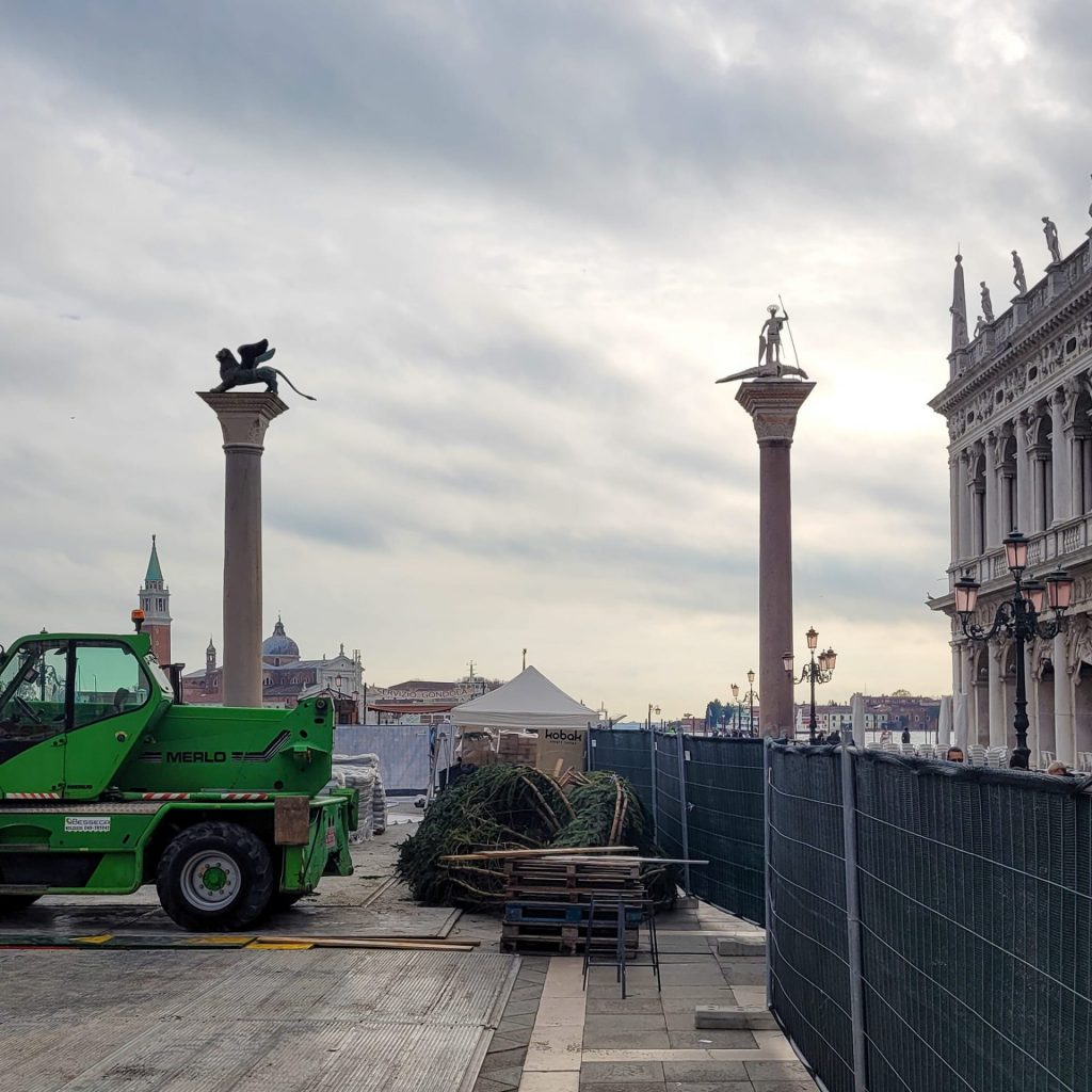 Venedig - Der Weihnachtsbaum 2022 ist eingetroffen