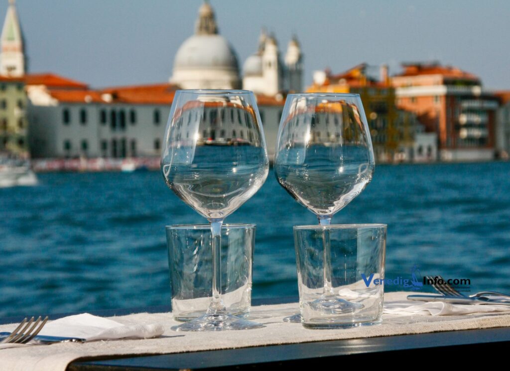 Abendessen mit romantischem Blick auf Venedig Genießen Sie den Sonnenuntergang mit spektakulärer Aussicht