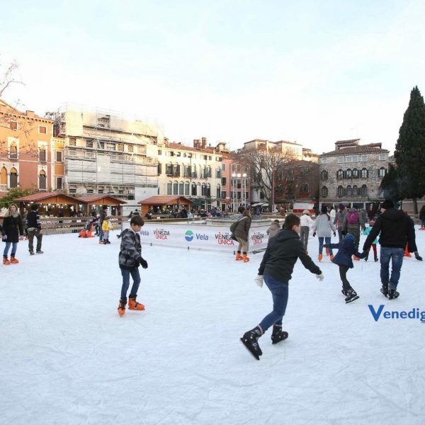 Eislaufbahn in Venedig eröffnet