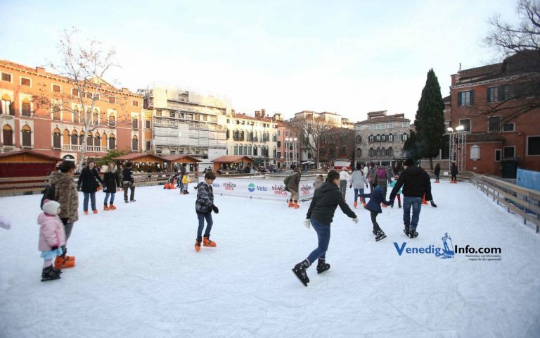 Eislaufbahn in Venedig eröffnet