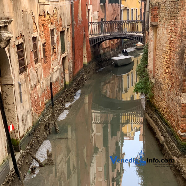 Mond und Winter – trockene Kanäle in Venedig