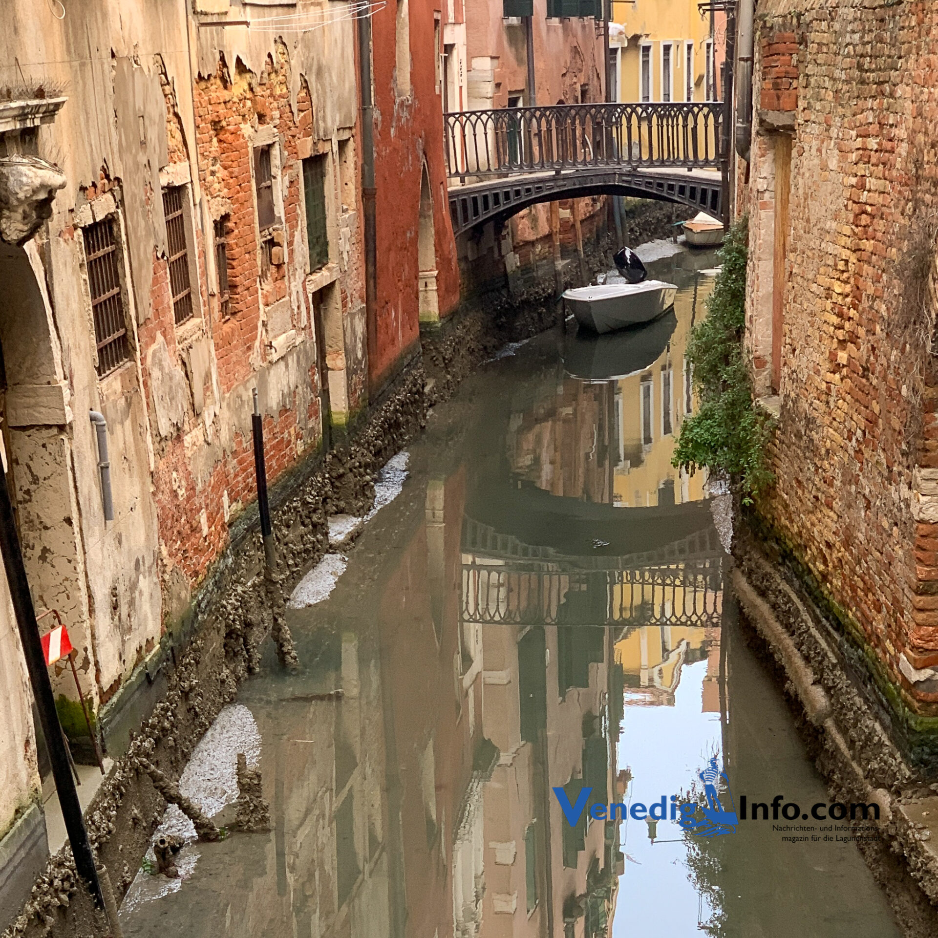 Mond und Winter - trockene Kanäle in Venedig