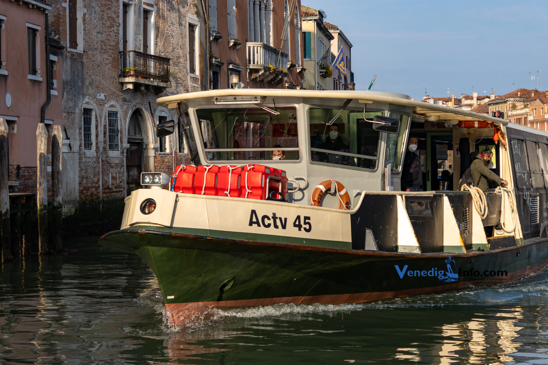 Transfer nach Venedig Vaporetto auf dem Canal Grande