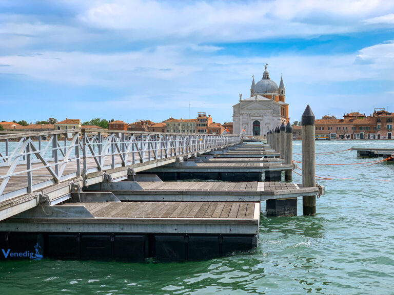 Warum bauen die Venezianer jedes Mal zum Redentore-Fest eine Brücke?