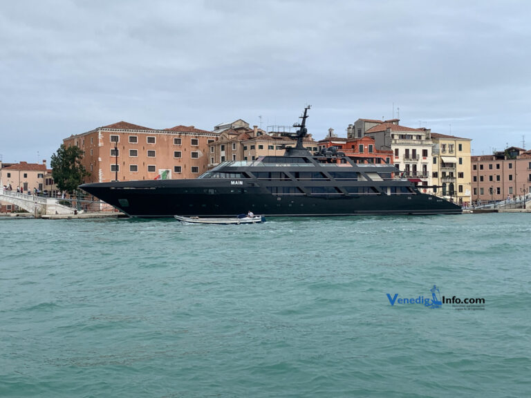 Giorgio Armani mit seiner Yacht »Main« in Venedig