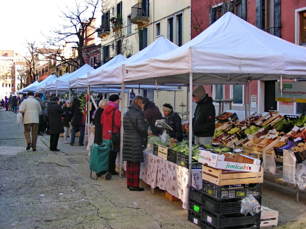 100 Dinge über Venedig - Marktstand auf dem Rio Terà dei Pensieri
