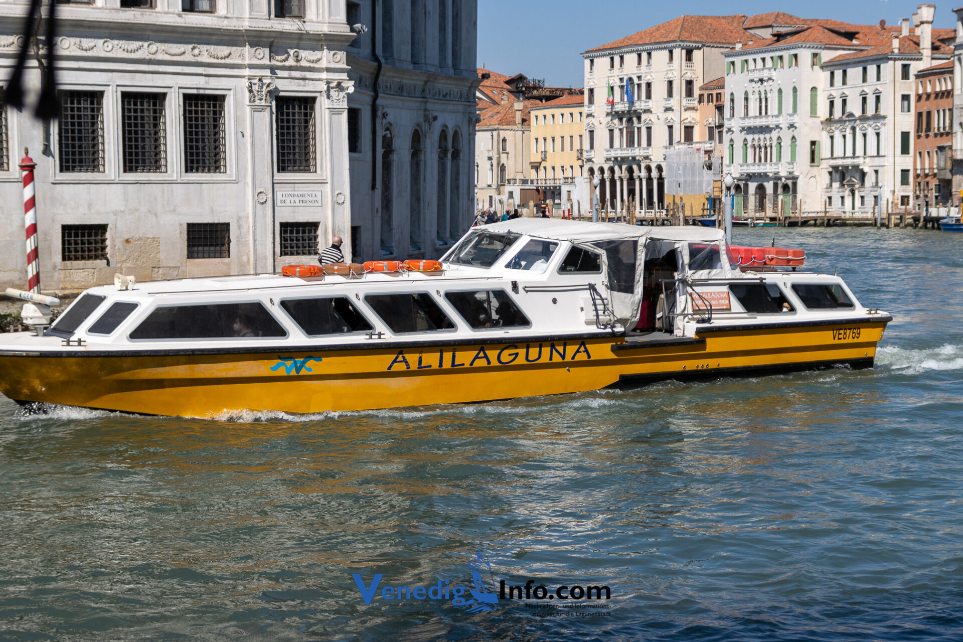 Transfer nach Venedig Alilaguna Boot auf dem Canal Grande