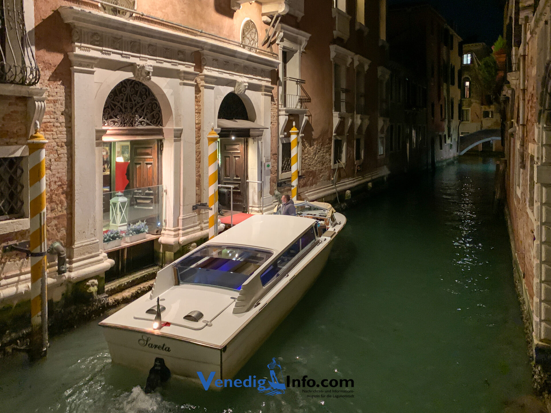 Transfer nach Venedig Wassertaxi vor Luxushotel in Venedig erwartet Fahrgäste.